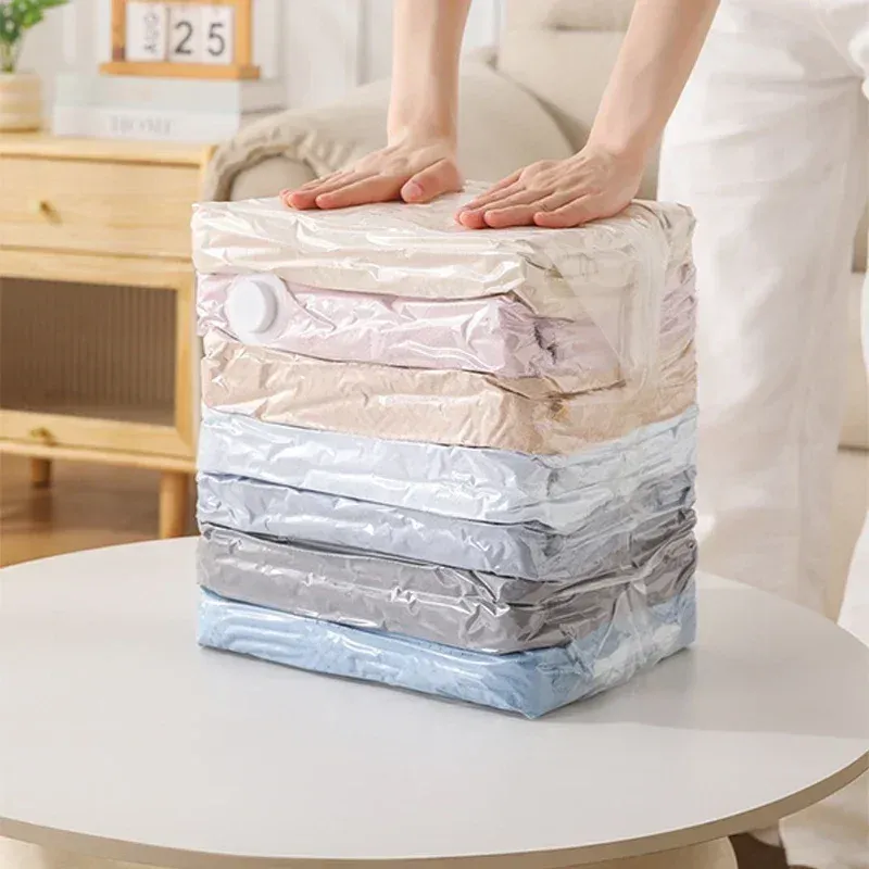 Compression de vêtements dans un sac de rangement