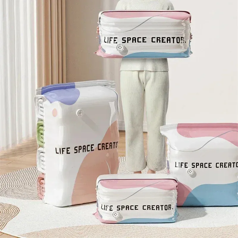 Vêtements pliés dans un sac de rangement