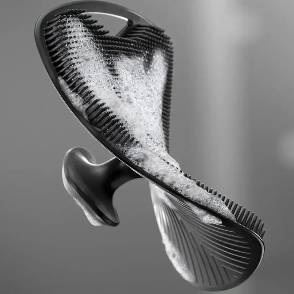 Brosse de massage en silicone dans une salle de bain
