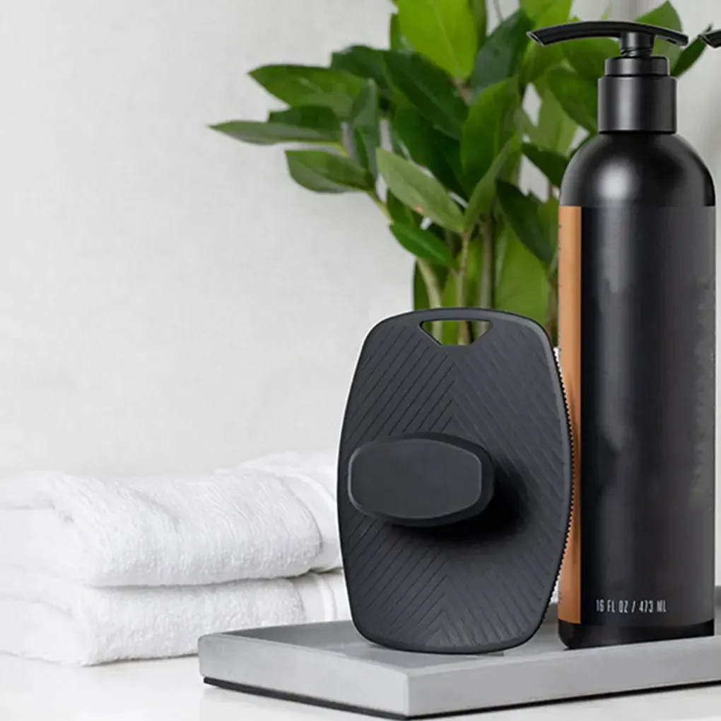 Brosse de massage en silicone utilisée sous la douche