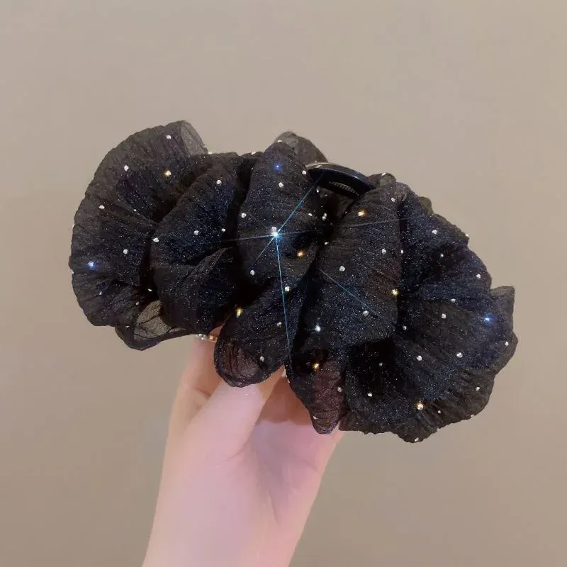Pince à cheveux nœud en maille, en situation