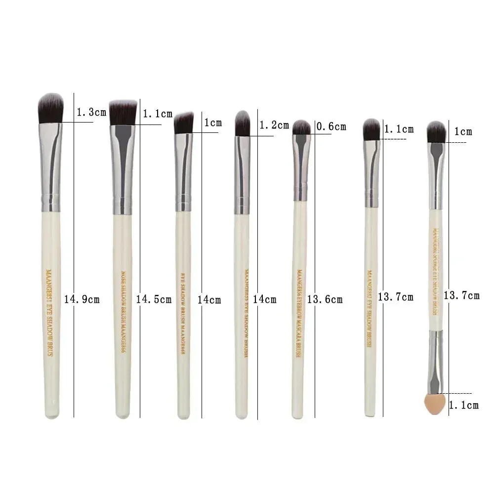 Pinceaux de maquillage professionnels en gros plan