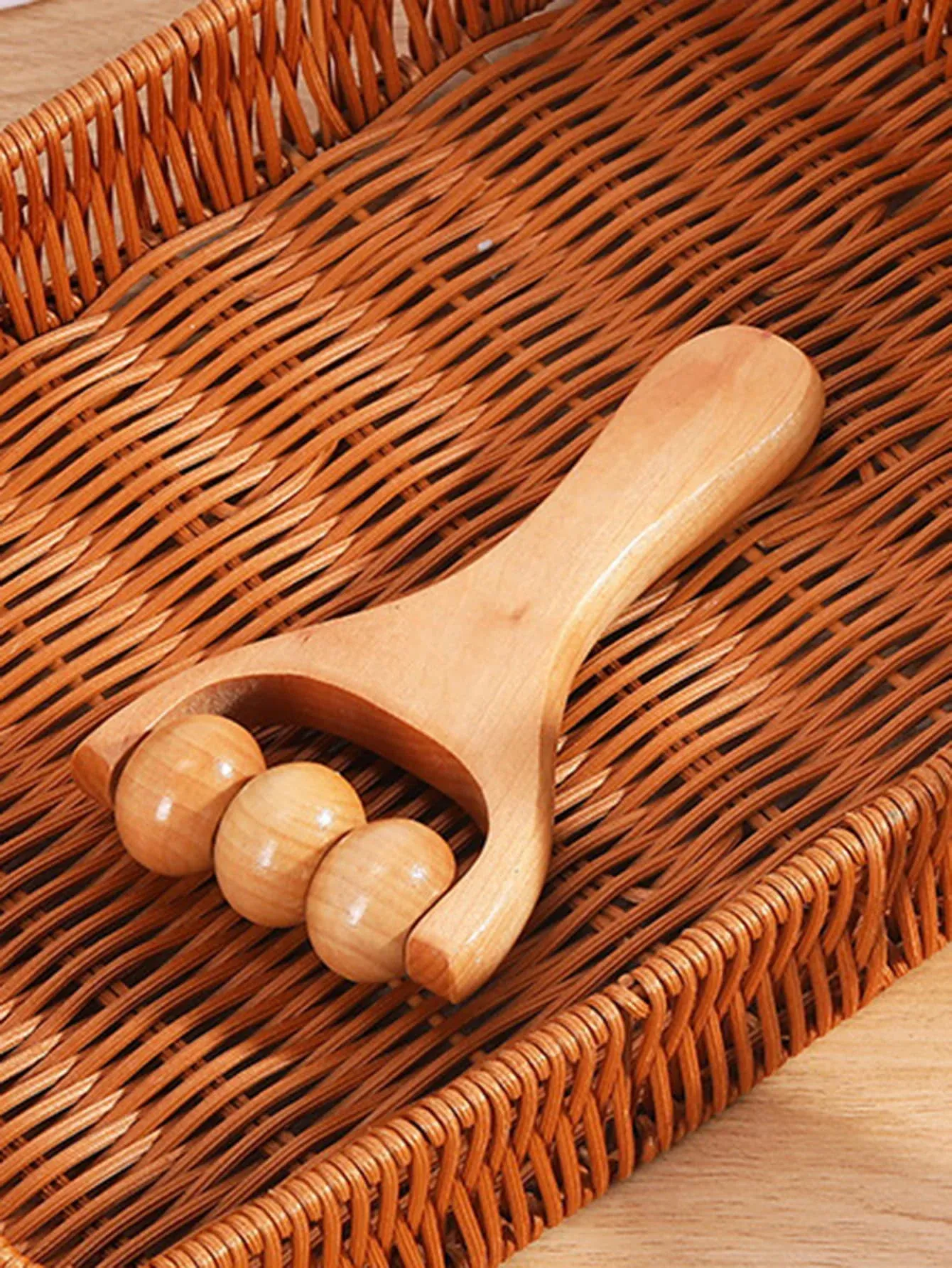 Rouleau masseur en bois en utilisation sur les mains