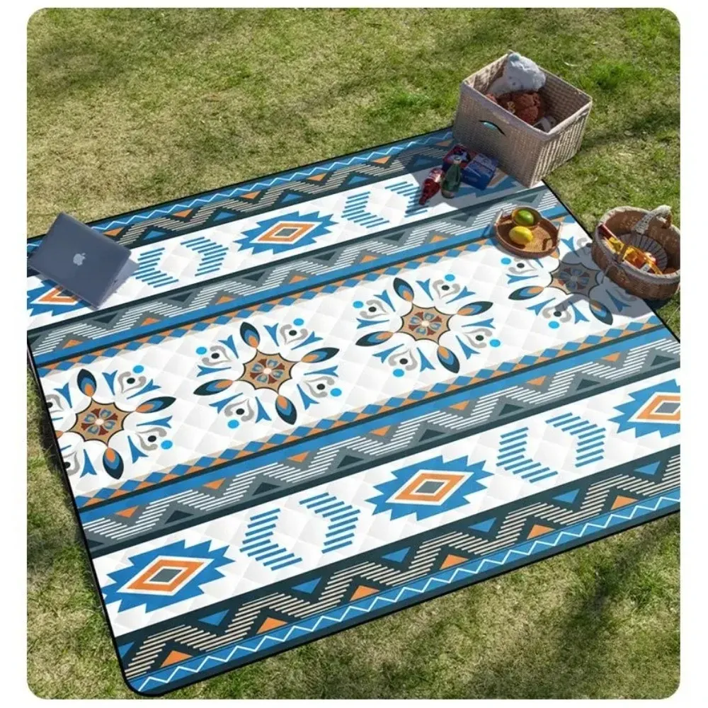 Couverture de pique-nique installée sur la plage