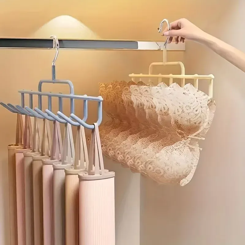 Porte-chapeaux mural installé dans un intérieur moderne