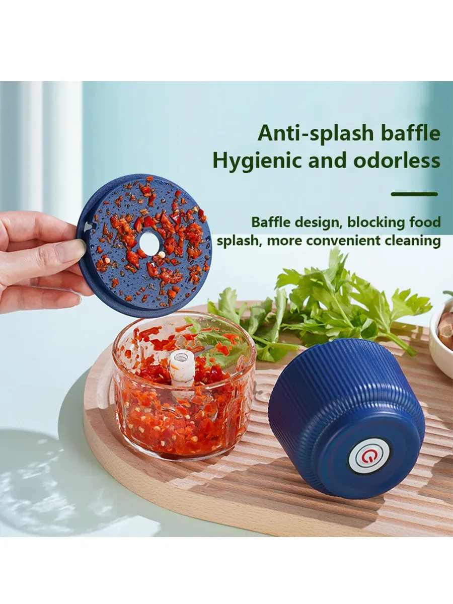 Hachoir à ail électrique compact en situation de cuisine