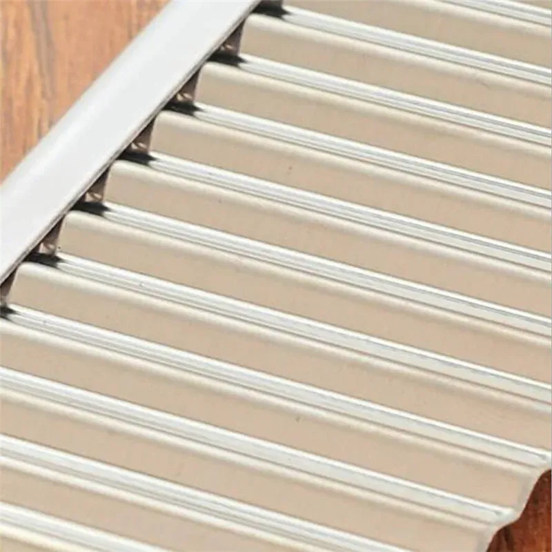 Gros plan sur la lame ondulée en acier inoxydable