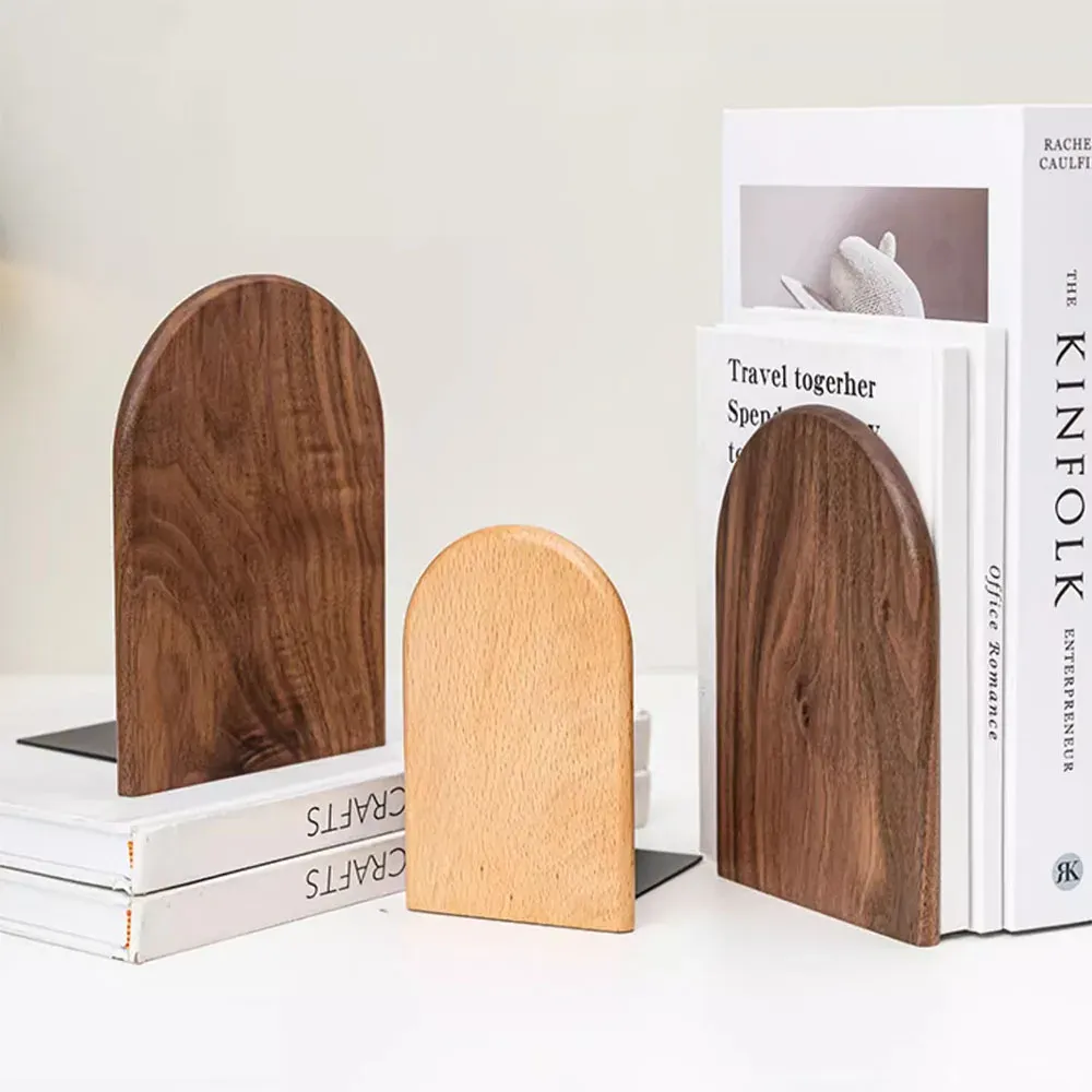 Serre-livres en bois naturel dans un intérieur