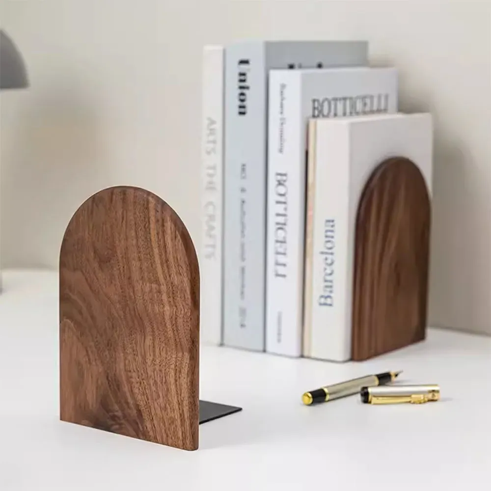 Serre-livres en bois naturel, cadrage rapproché