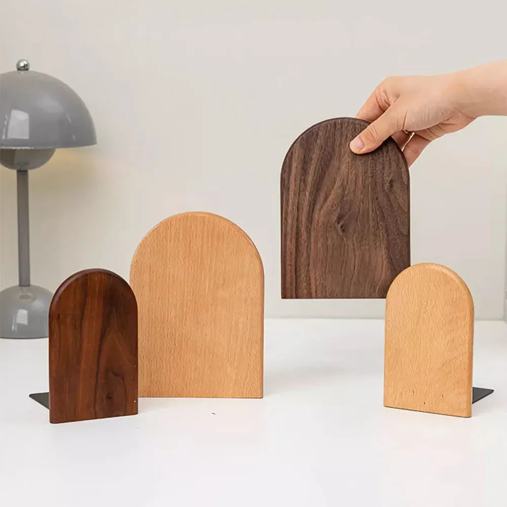 Serre-livres en bois naturel sur un bureau