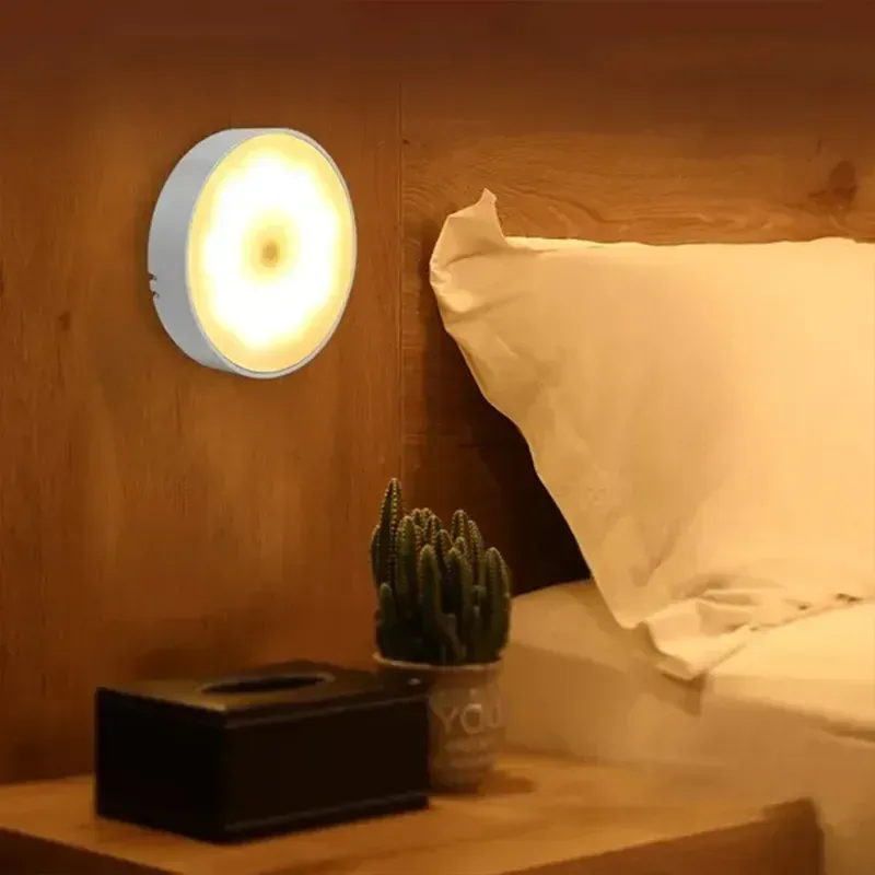Veilleuse LED dans un couloir