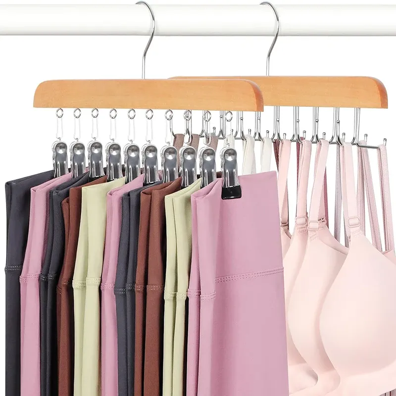 Organisateur de leggings suspendu dans un placard