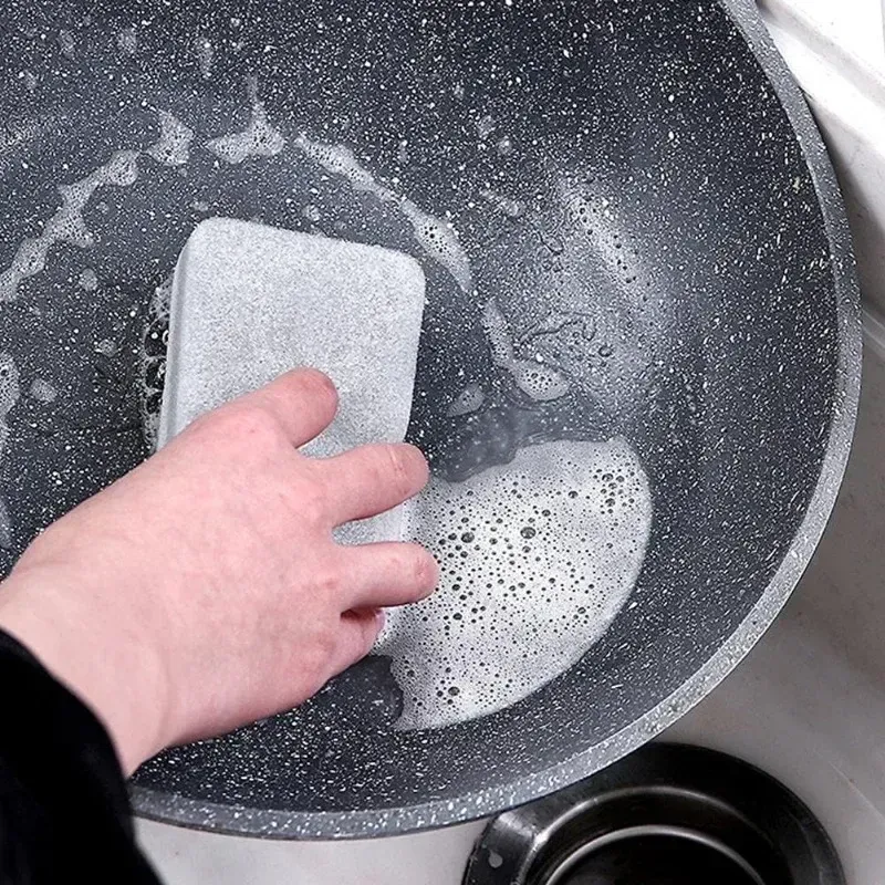 Éponge de nettoyage en utilisation sur une casserole