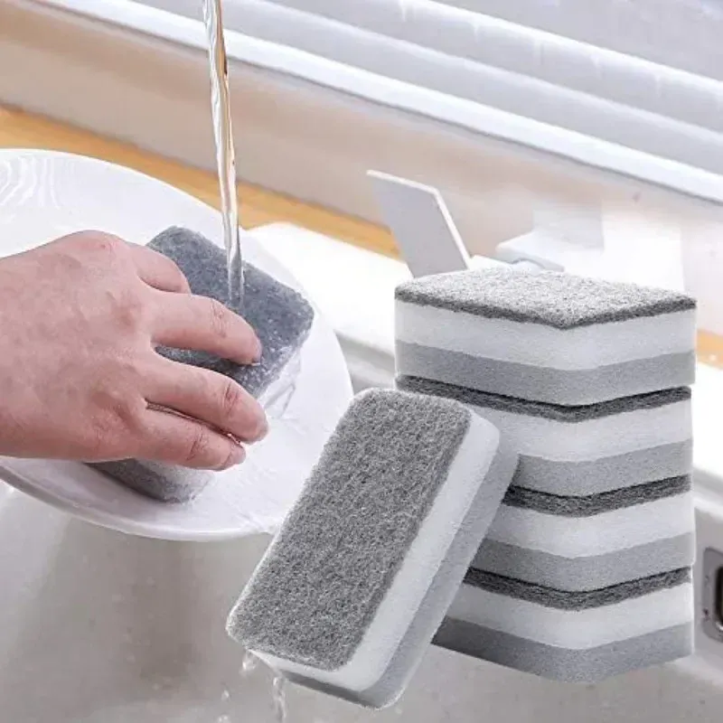 Éponge de nettoyage magique à trois couches en situation de cuisine