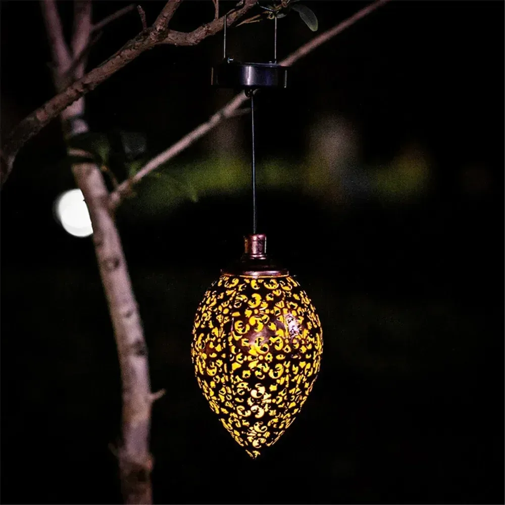 Lanterne solaire suspendue dans un jardin le soir