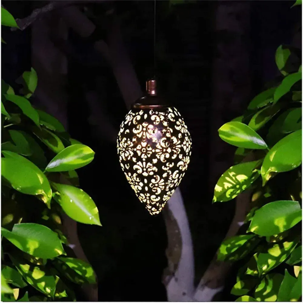 Lanterne solaire décorative en ambiance de jardin
