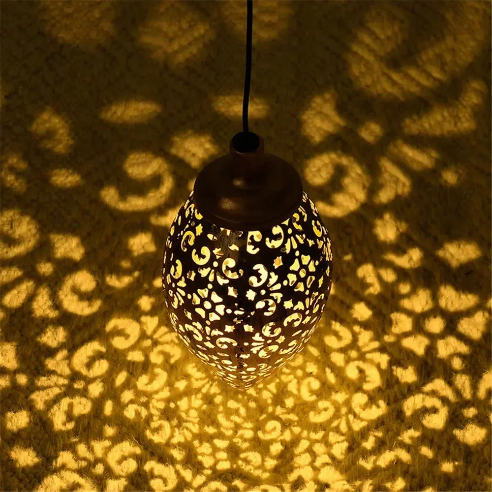 Détail des motifs ajourés de la lanterne solaire