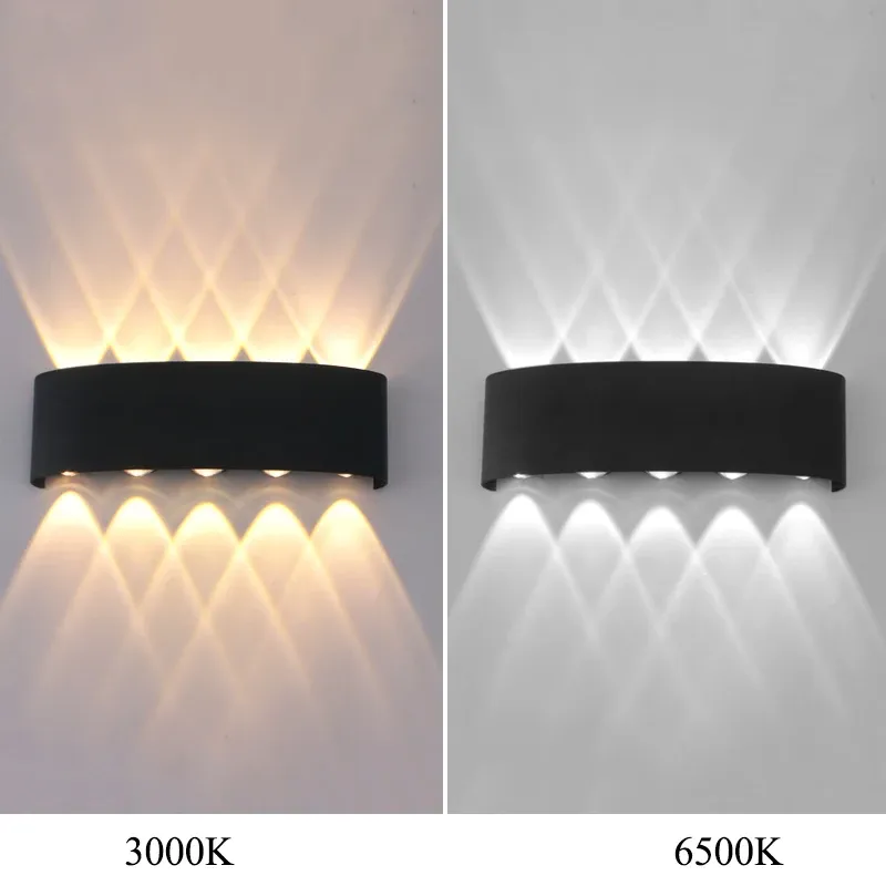 Applique LED près d'une porte d'entrée
