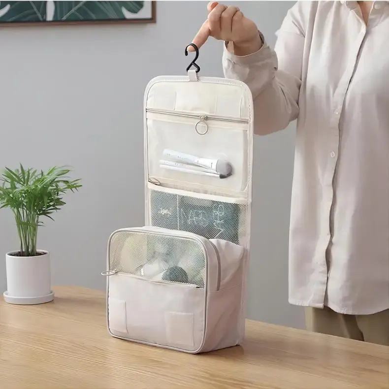Trousse de toilette ouverte montrant ses compartiments intérieurs