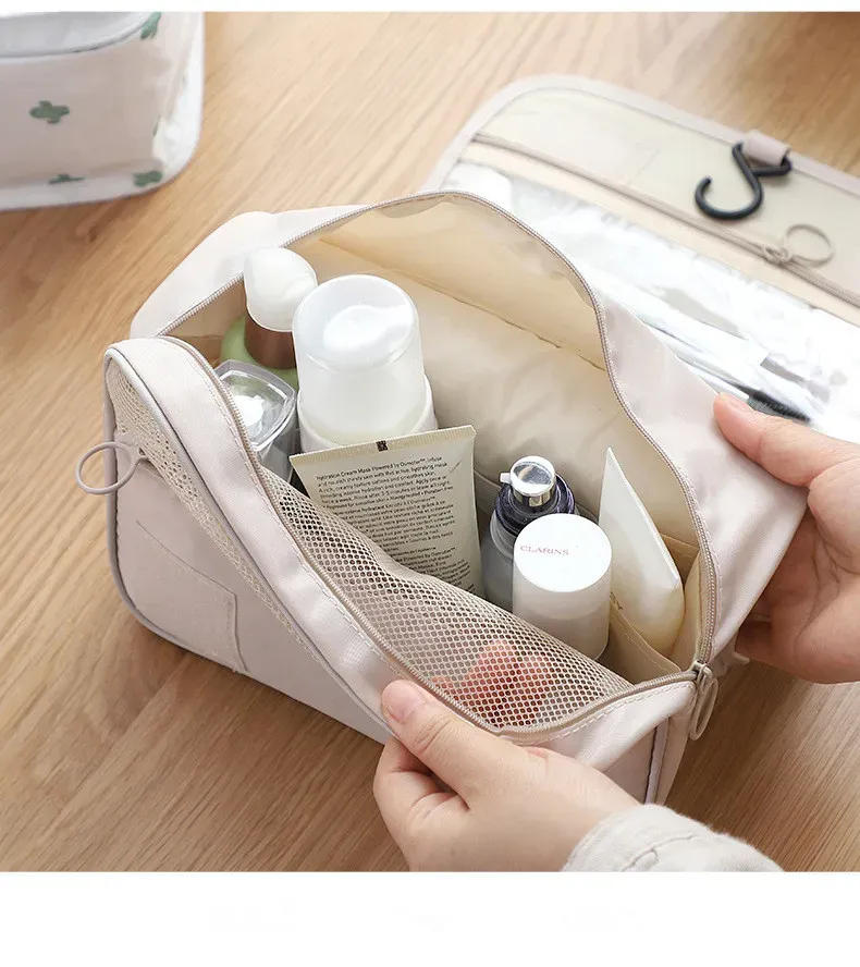 Trousse de toilette suspendue dans une salle de bain