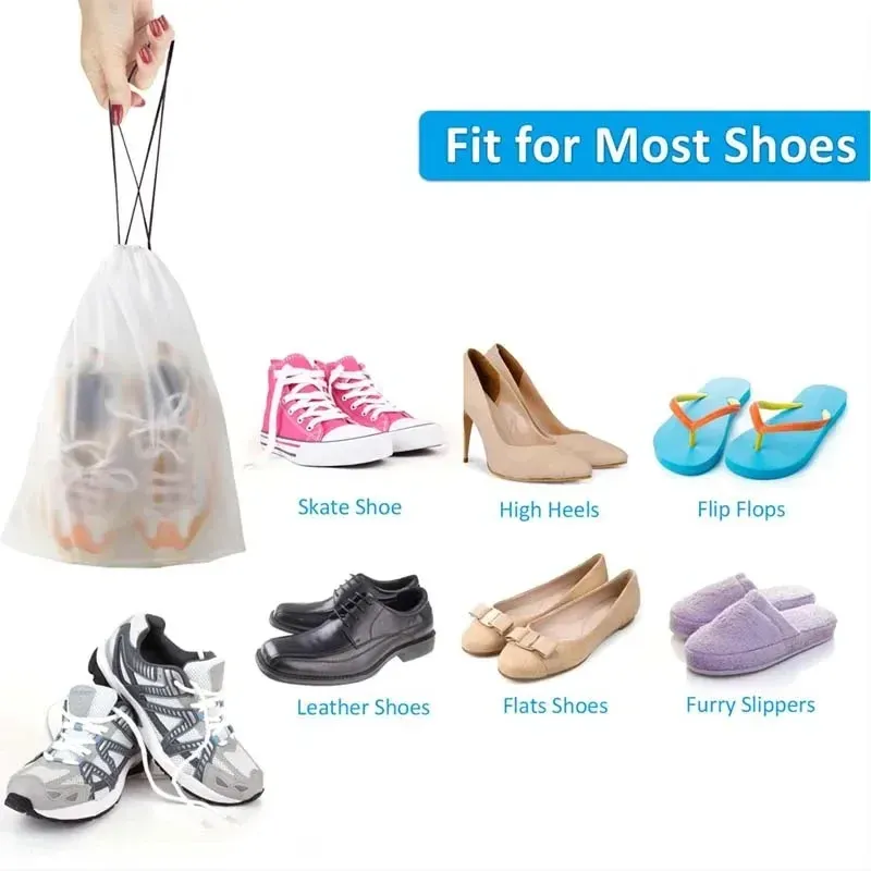 Chaussures rangées dans un sac de rangement transparent