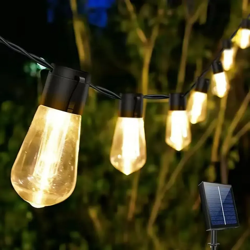 Guirlande lumineuse rétro allumée dans un jardin