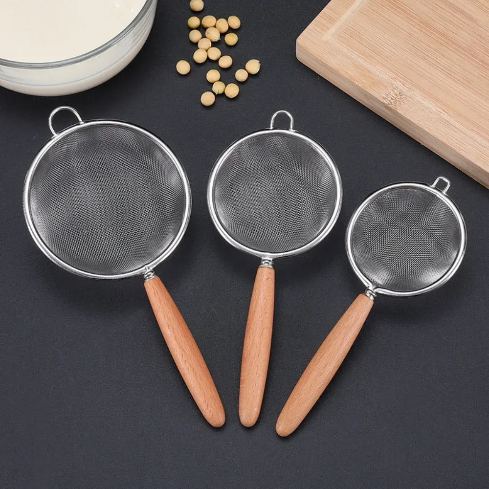 Passoire de cuisine vue de côté avec poignée en bois