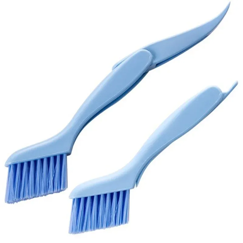 Nettoyage des coins du clavier avec la brosse 2 en 1