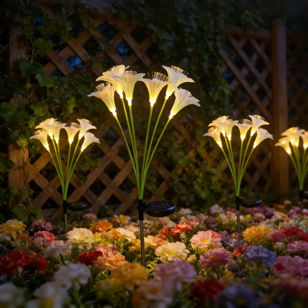 Lampes solaires à piquet en forme de lys illuminant un jardin