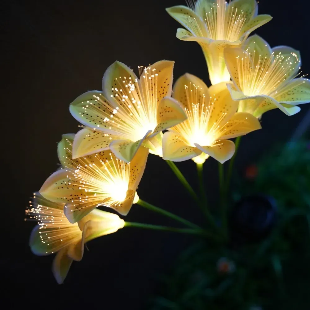 Lampes solaires à piquet dans un jardin paysager