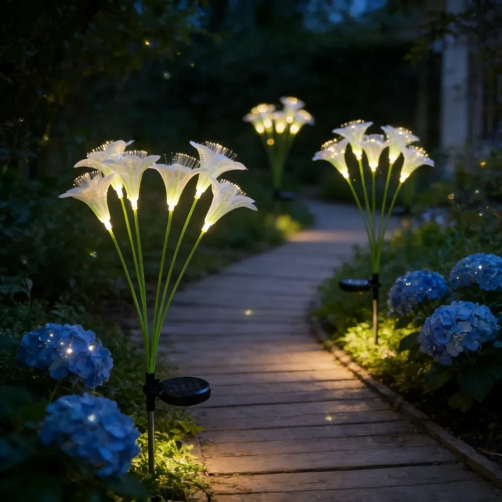 Ambiance nocturne d'une allée éclairée par des lampes lys