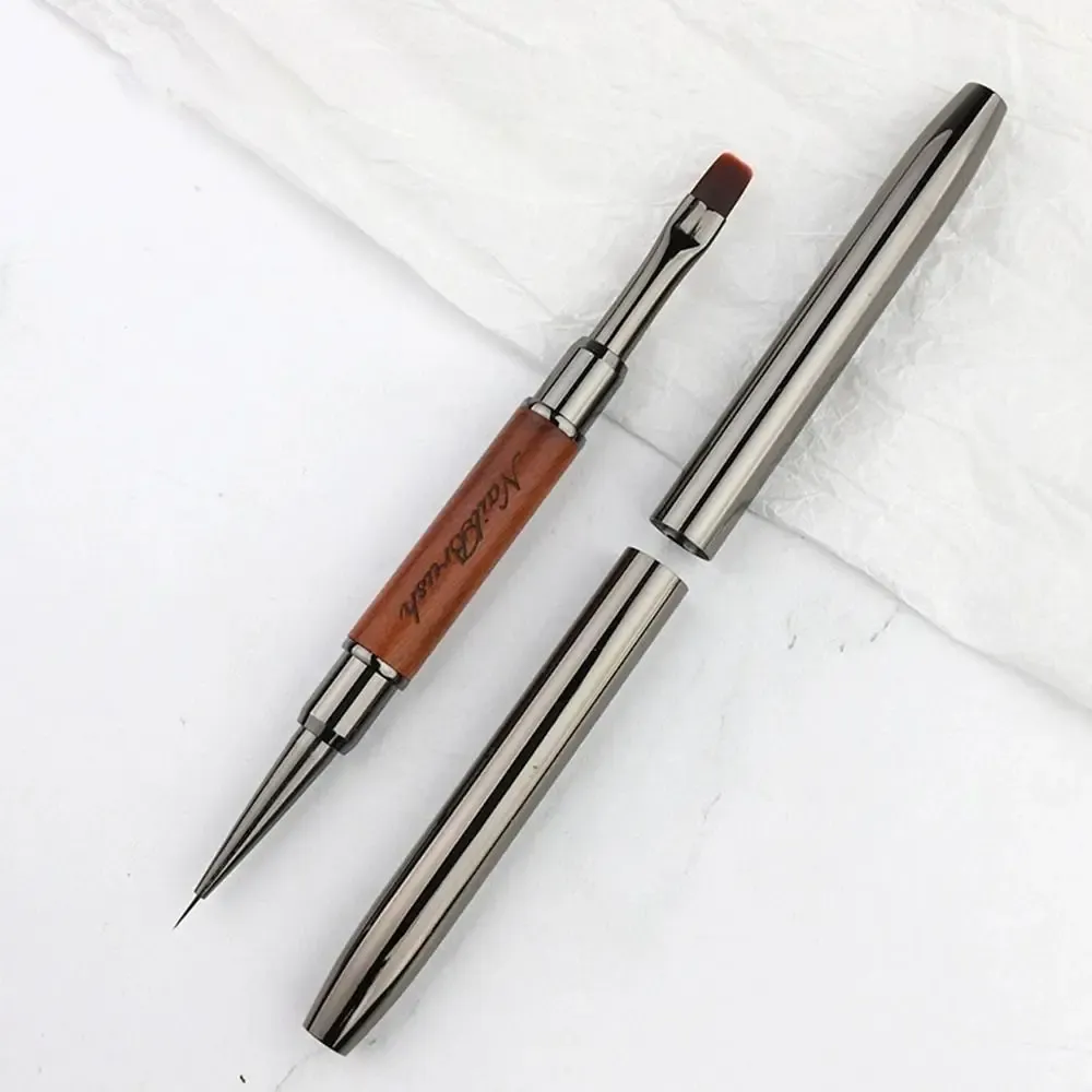 Pinceau à ongles double embout, gros plan