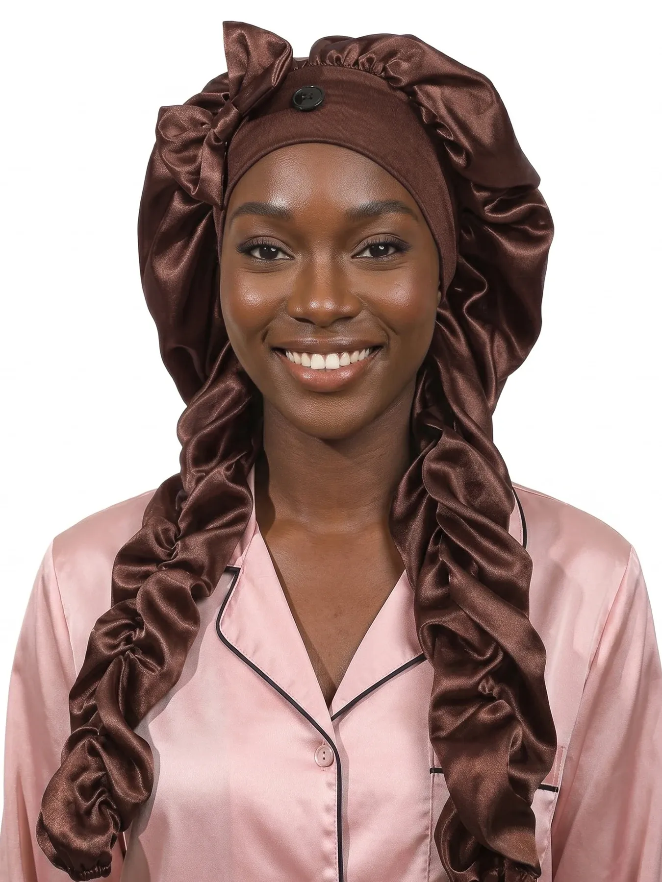 Bonnet en satin porté de profil