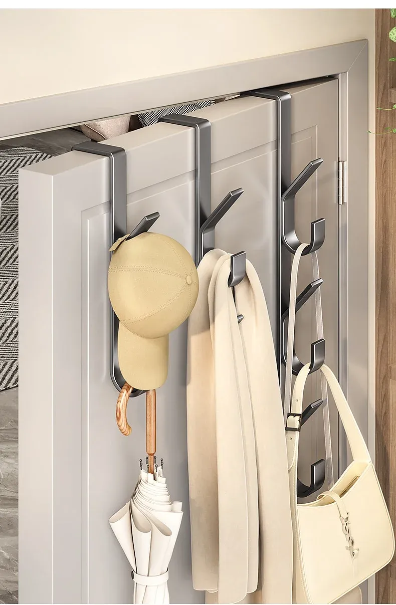 Vêtements et accessoires suspendus au porte-manteau mural