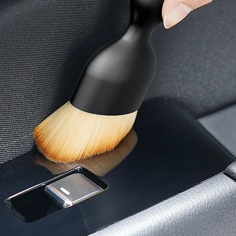 Nettoyage intérieur de voiture avec brosse souple