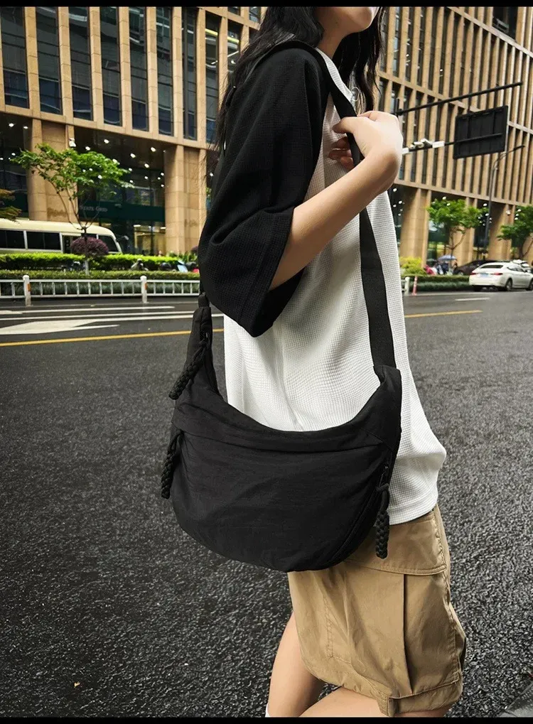 Vue de face du sac hobo pour femme