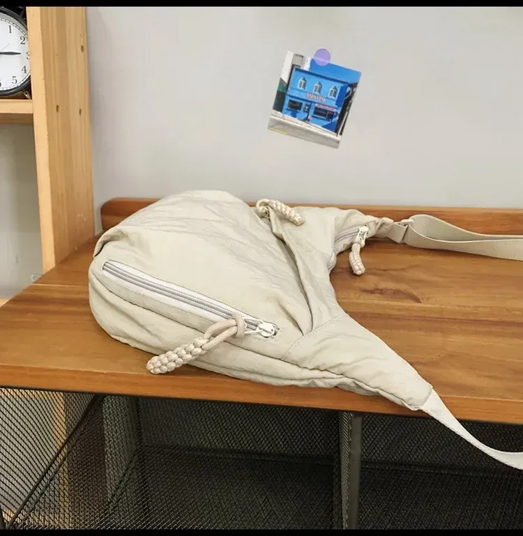 Sac à bandoulière porté en extérieur