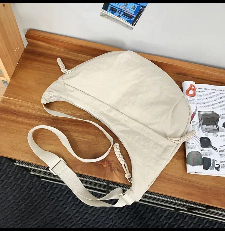 Sac hobo en tissu, vue détaillée