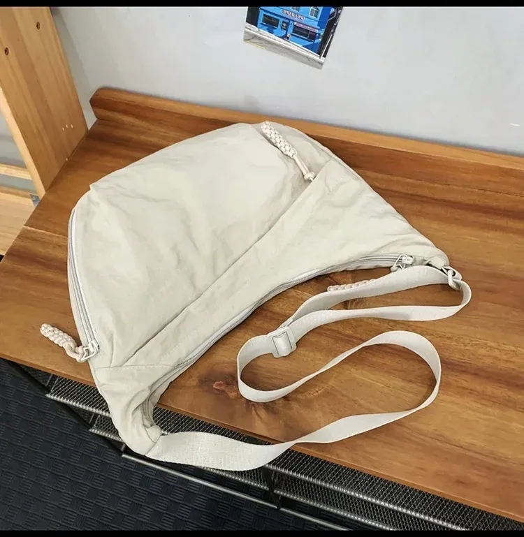 Sac hobo porté à l'épaule