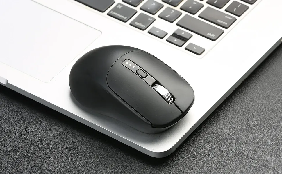 Souris sans fil dans un espace de travail épuré