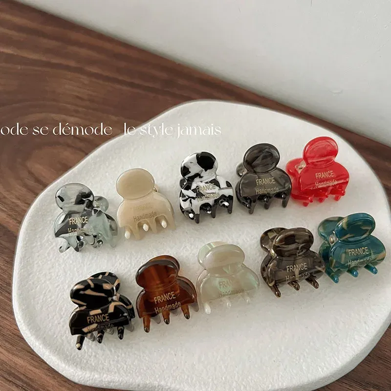 Mini pinces latérales en acétate, détail des finitions