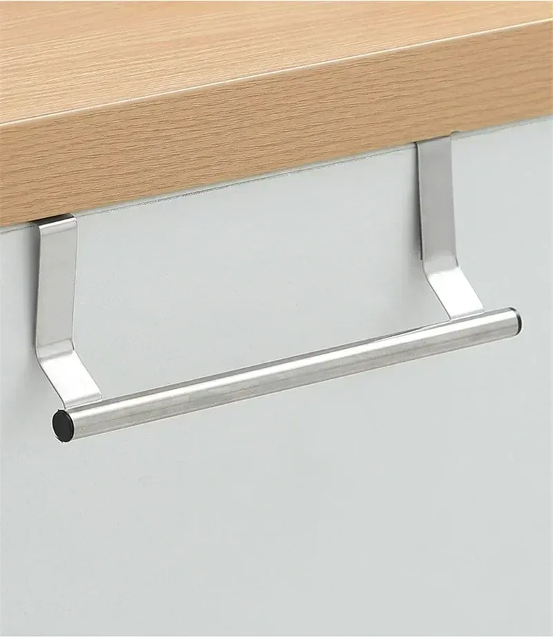 Porte-serviettes sur une porte de placard