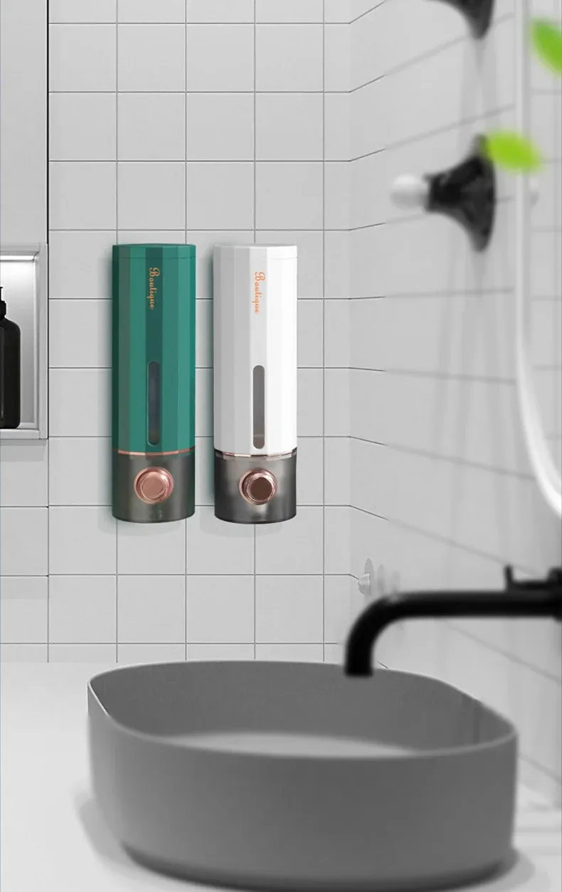 Distributeur de savon mural dans une cuisine moderne