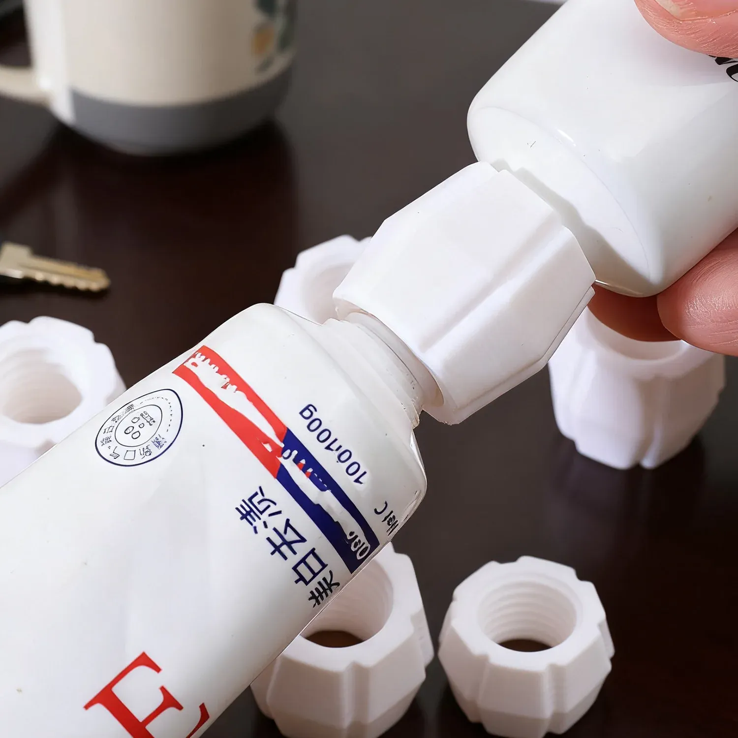 Convertisseur de tube de dentifrice en situation
