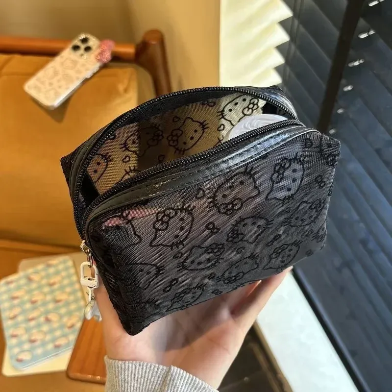 Organisation des articles de toilette dans la pochette noire