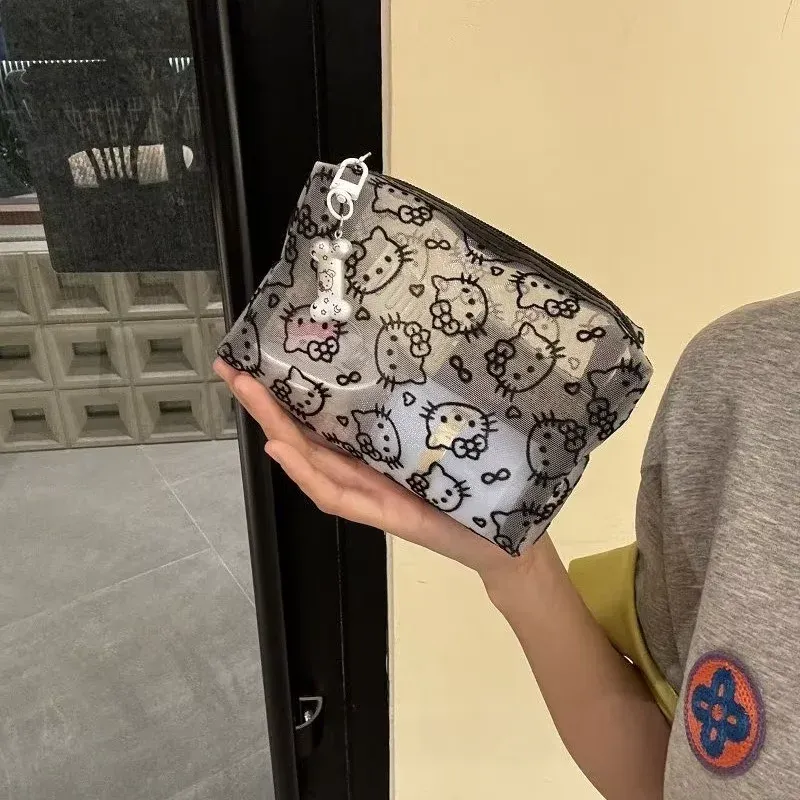 Pochette de maquillage noire vue de détail