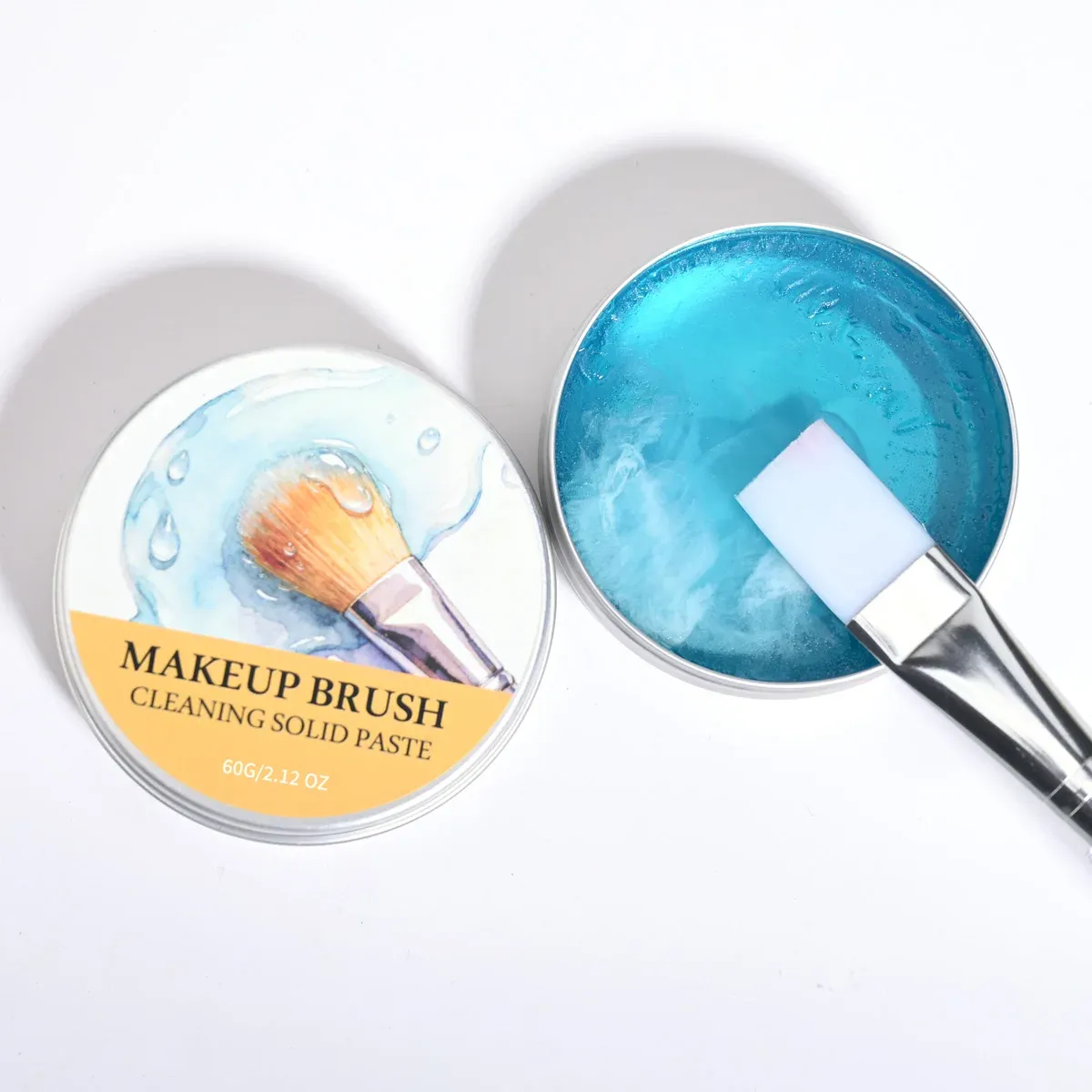 Brosse de nettoyage pour pinceaux de maquillage en utilisation
