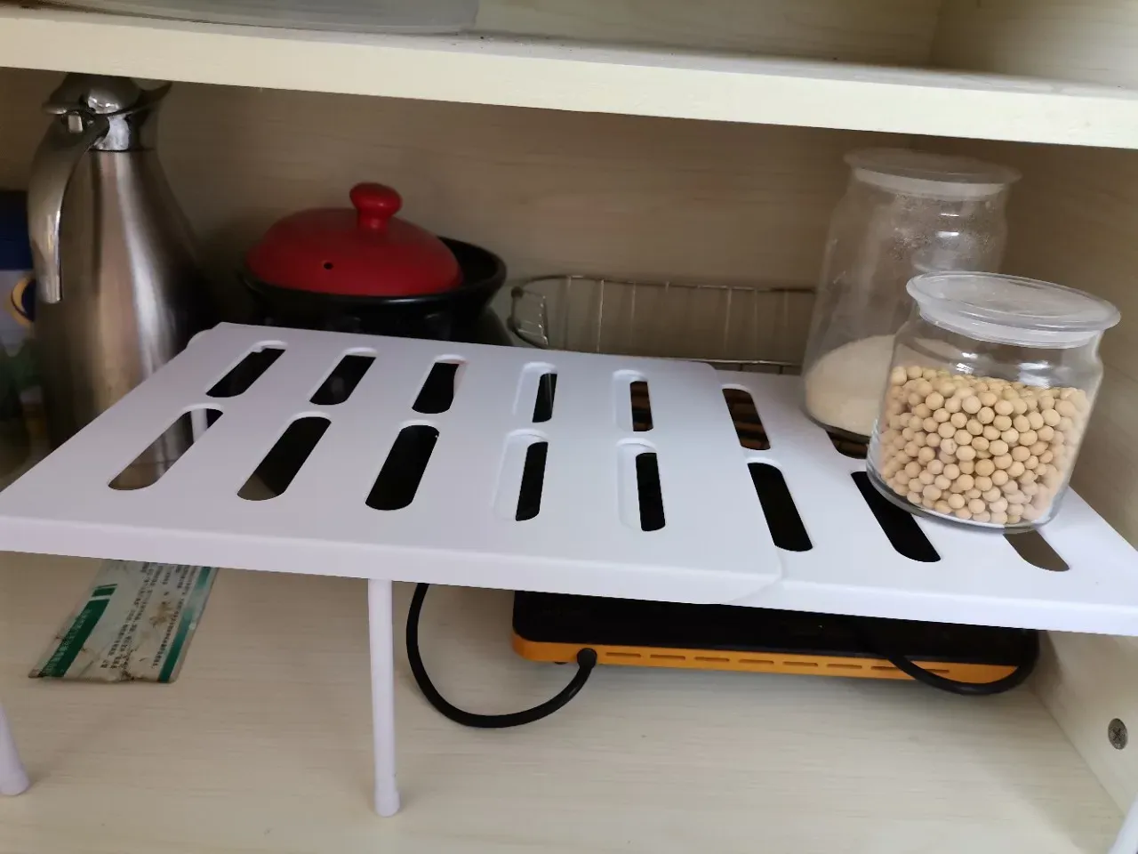 Rangement organisé avec étagère extensible