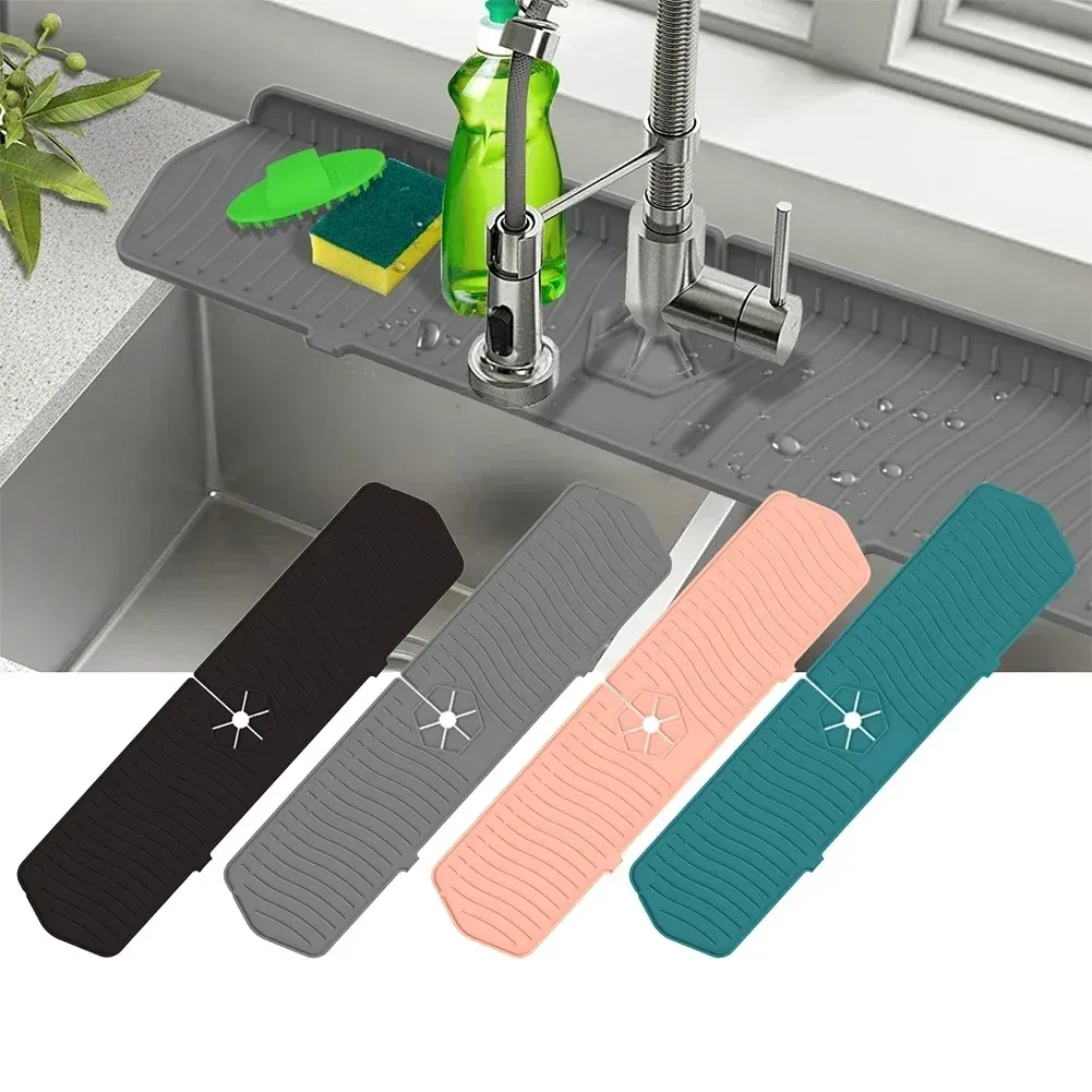 Tapis de robinet de cuisine en silicone en usage quotidien