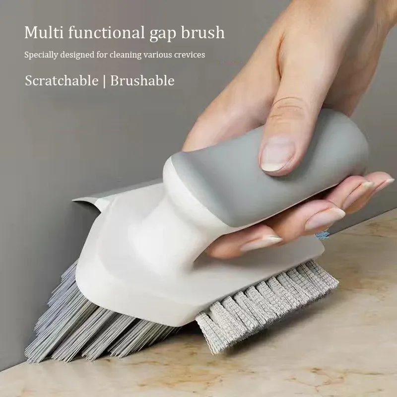 Utilisation de la brosse sur le carrelage